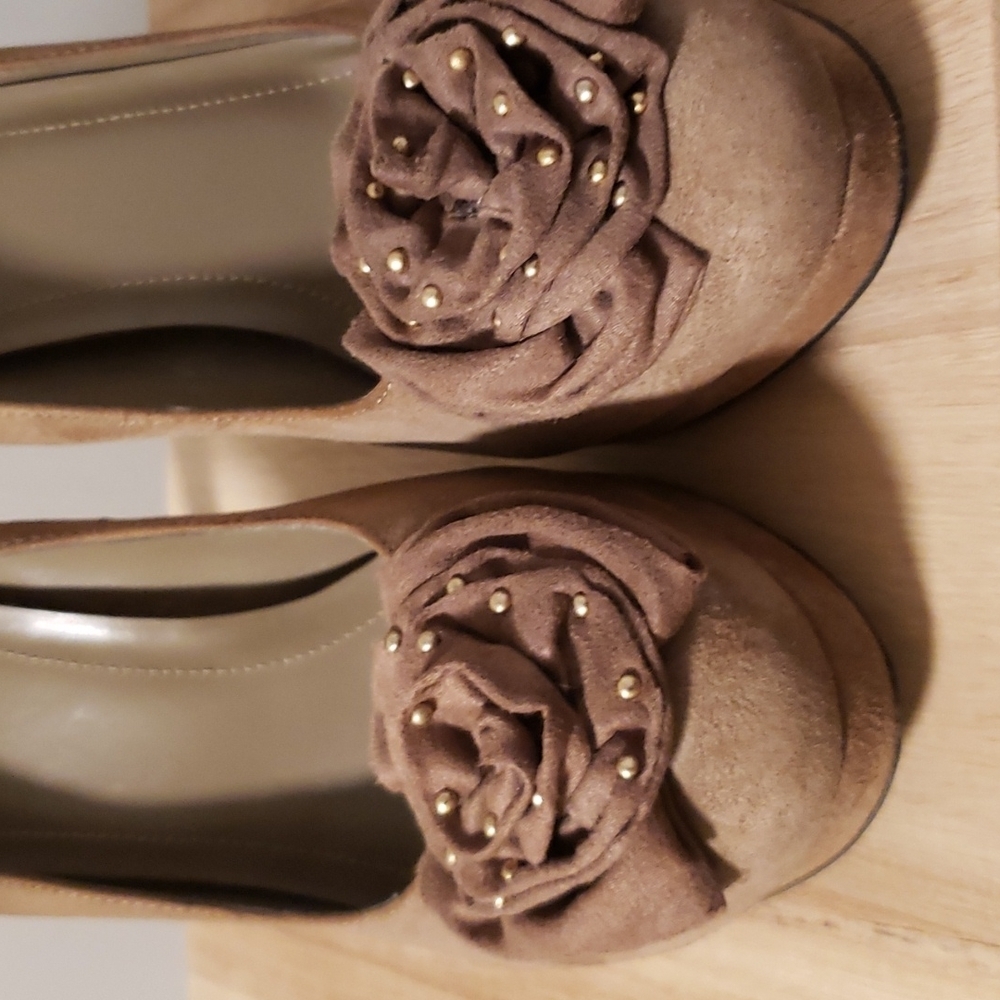 BCBGeneration Platform Taupe Suede Rosette Pumps. Size 6.5 - Picture 2 of 10